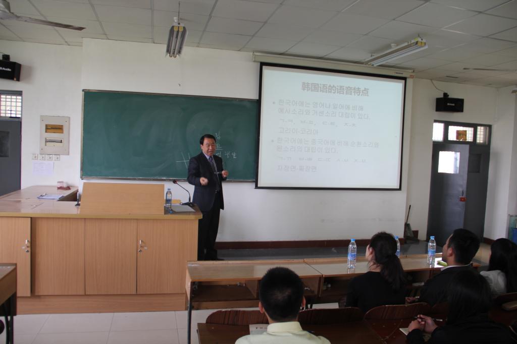 李敏德教授为师生作报告